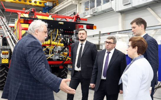 Автопилоты для тракторов и опрыскиватели нового поколения производит новосибирское предприятие с помощью господдержки
